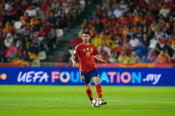 Aymeric Laporte durante un partido con la selección española.