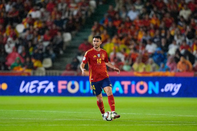 Archivo - Aymeric Laporte, da Espanha, em ação durante a partida do Grupo A4 da Liga A da UEFA Nations League 2024/25 entre Espanha e Sérvia no estádio Nuevo Arcangel em 15 de outubro de 2024, em Córdoba, Espanha.