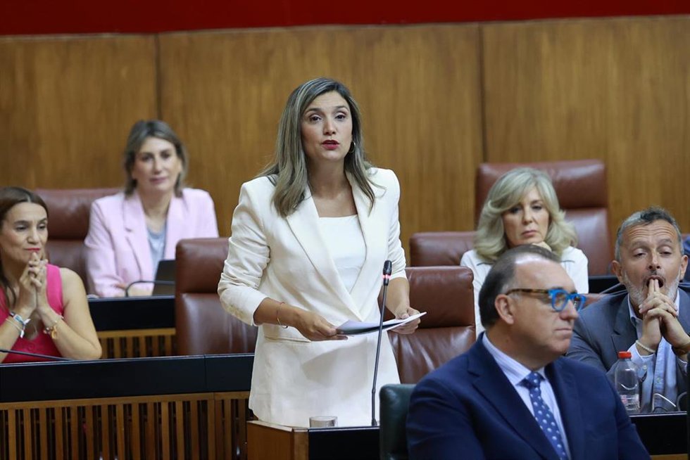 La portavoz del Grupo Socialista, María Márquez, en una imagen de este jueves en el Pleno del Parlamento en su pregunta al presidente de la Junta, Juanma Moreno.