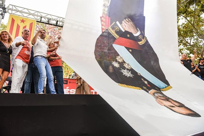 Despliegan un gran retrato del Rey boca a bajo en del acto político de la ANC en Barcelona.