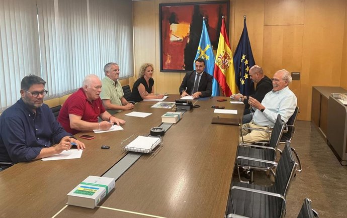 El consejero Hacienda, Guillermo Peláez, se reúne con vecinos del entorno del antiguo HUCA.