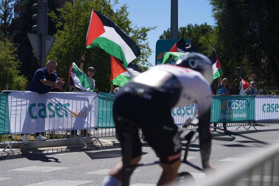 Un ciclista pasa entre los manifestantes durante la 18 etapa de la Vuelta a España, a 11 de septiembre de 2025, en Valladolid, Castilla y León (España).