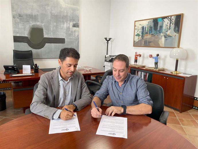 El presidente de Aplico, José Luis Duval, y el director de la Fundación CajaSur, Leopoldo Izquierdo.