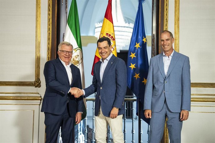 El presidente de la Junta, Juanma Moreno, junto al presidente de Pilatus Aircraft Ibérica, Hansueli Loosli, y al CEO del Grupo, Markus Bucher.