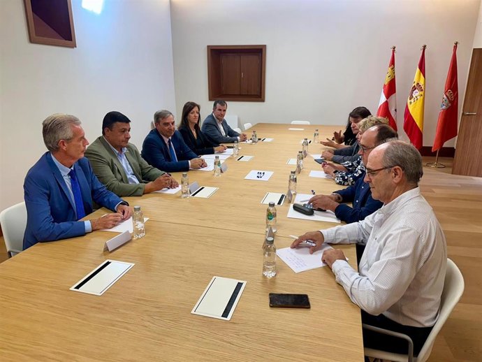 El Consejero De Movilidad Y Transformación Digital, José Luis Sanz Merino, Mantiene Una Reunión Con El Presidente De La Diputación De Ávila, Carlos García, Y Los Alcaldes De Varias Localidades Abulenses