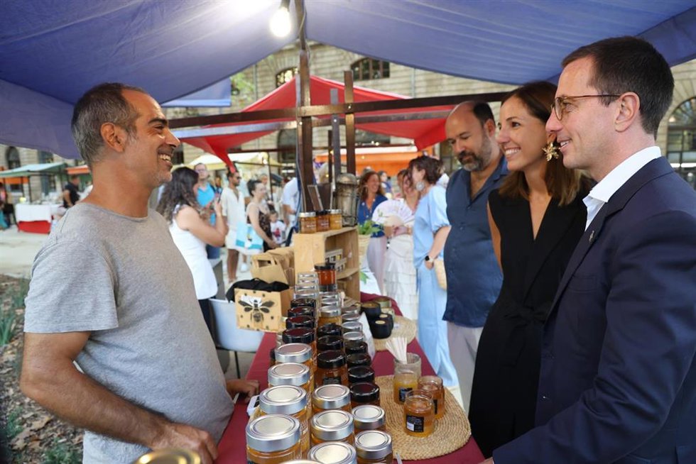 El presidente del Consell de Mallorca, Lloren Galmés, y la vicepresidenta y consellera de Cultura y Patrimonio, Antnia Roca, visitan uno de los puestos de los artesanos de la feria MallorcArt.
