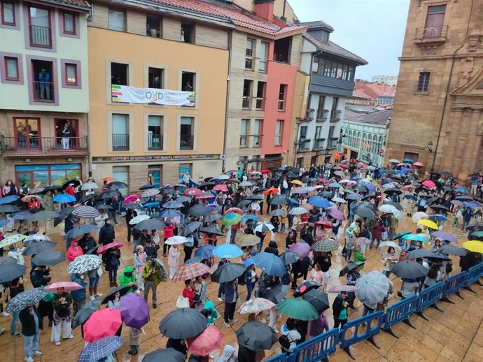 Público asistente al pregón de San Mateo en Oviedo 2025.