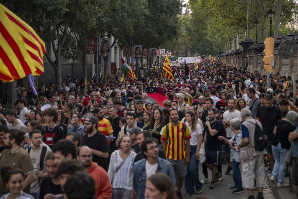 Decenas de personas durante la manifestación convocada por la CUP en Barcelona.