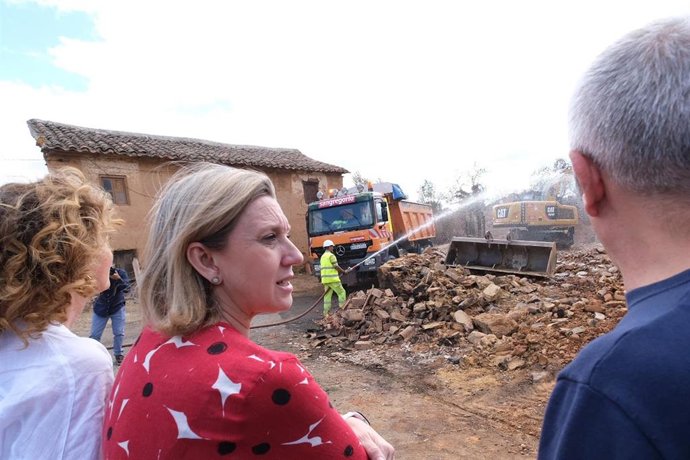 La vicepresidenta de la Junta de Castilla y León y consejera de Familia e Igualdad de Oportunidades, Isabel Blanco, ha visitado hoy las labores de desescombro de las viviendas de Castrocalbón damnificadas por el incendio