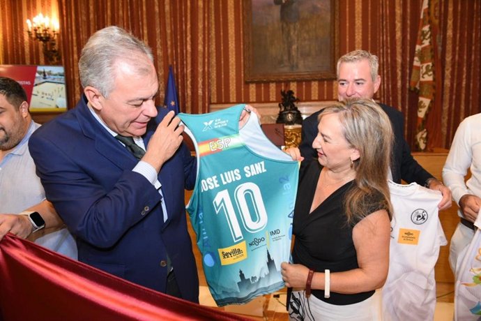 El alcalde de Sevilla, José Luis Sanz, recibe al Club Balonmano Playa Sevilla.