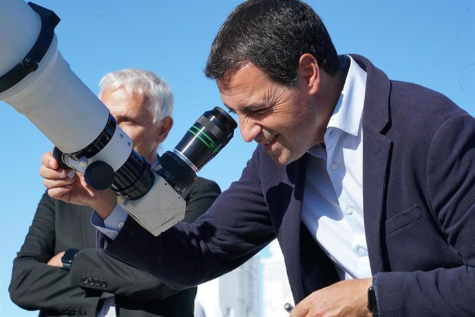 El Lehendakari vasco, Imanol Pradales, observa el cielo a través de un telescopio en el, Observatorio del Teide