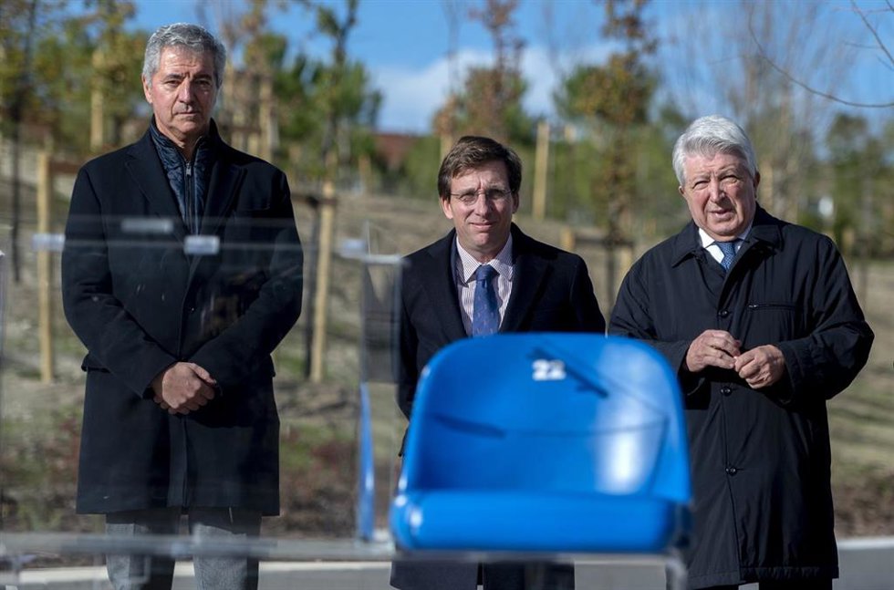 Archivo - (I-D) El empresario Miguel Ángel Gil Marín; el alcalde de Madrid, José Luis Martínez-Almeida y el presidente del Atlético de Madrid, Enrique Cerezo, durante el acto de inauguración del espacio verde construido sobre el cubrimiento de la M-30 e