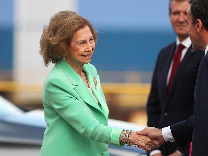 La Reina Sofía saluda a su llegada a la ceremonia de la botadura de la fragata F-111, en el astillero de Navantia, a 11 de septiembre de 2025, en Ferrol, A Coruña, Galicia (España).