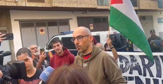 Uno de los detenidos tras las protestas en la crono de Valladolid atiende a los medios tras salir de la comisaría