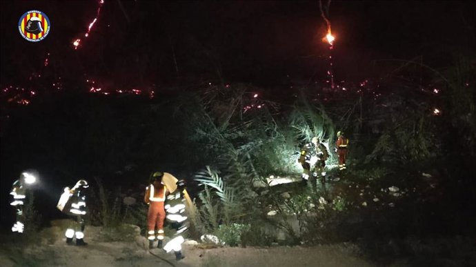 Trabajos de los bomberos en el incendio forestal de Buñol