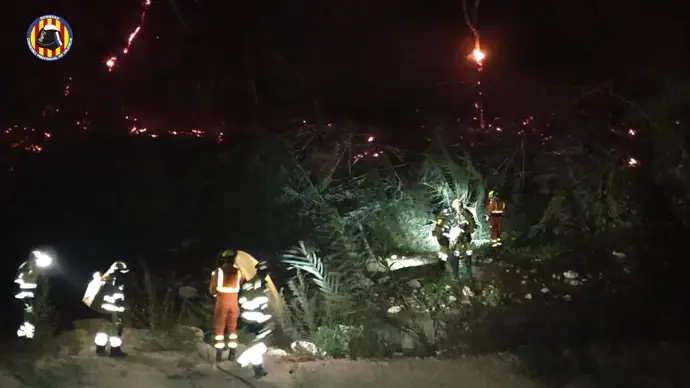 Trabajos de los bomberos en el incendio forestal de Buñol