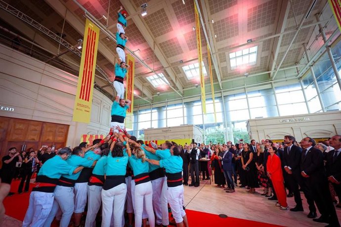 Los Castellers de Vilafranca antes del acto institucional por la Diada en el TNC.
