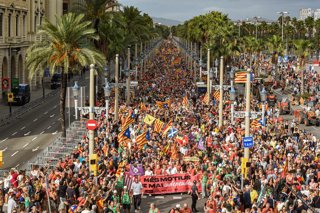 Decenas de personas durante la manifestación convocada por la ANC, a 11 de septiembre de 2025, en Barcelona, Catalunya (España). El lema de este año es “Más motivos que nunca. Independencia” y la marcha pone el foco en la defensa del catalán, la denuncia 
