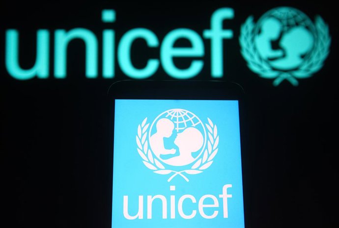 Archivo - Arquivo - 21 de setembro de 2021, Ucrânia: Nesta ilustração fotográfica, o logotipo do UNICEF (Fundo das Nações Unidas para a Infância) é visto em um smartphone e na tela de um computador.