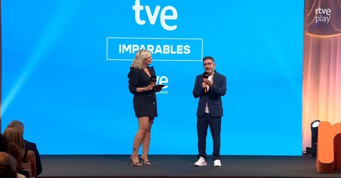 La directora de Comunicación de RTVE, María Eizaguirre, y el director de TVE, Sergio Calderón