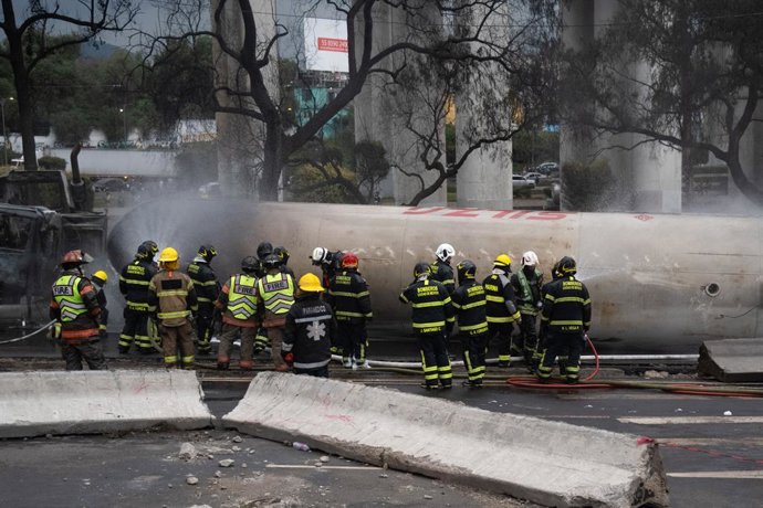 10 de setembro de 2025, Cidade do México, Cdmx, México: Bombeiros apagam o fogo após a explosão ocorrida quando um caminhão-tanque de gás capotou, causando o trágico acidente que deixou 70 pessoas feridas, três mortas e duas não identificadas na Calzada I