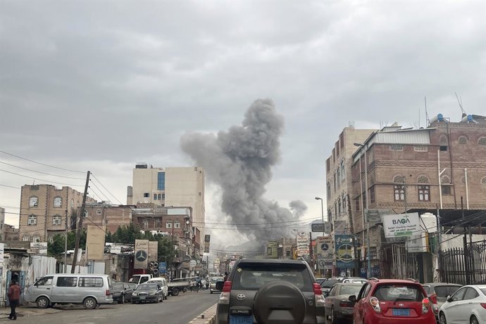 PEQUIM, 11 de setembro de 2025 -- Esta foto tirada com um telefone celular mostra a fumaça subindo após os ataques aéreos israelenses em Sanaa, Iêmen, em 10 de setembro de 2025. Pelo menos nove pessoas morreram e 118 outras ficaram feridas após uma série 