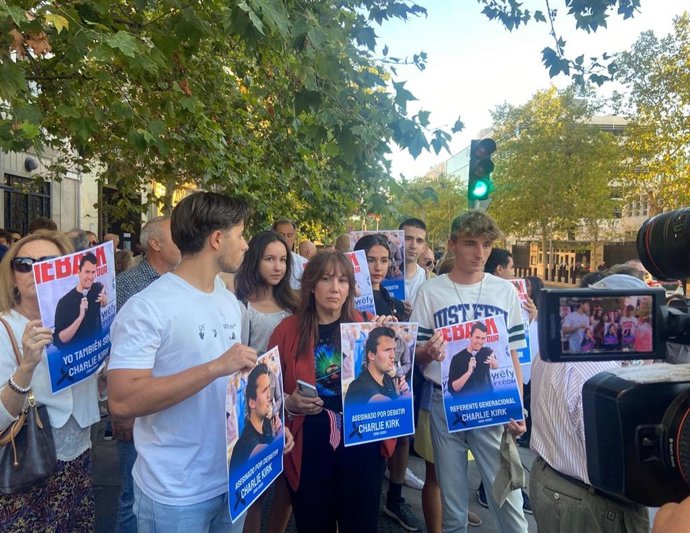 Más de un centenar de personas se reúnen frente a la Embajada de EEUU en Madrid en homenaje al activista Charlie Kirk.