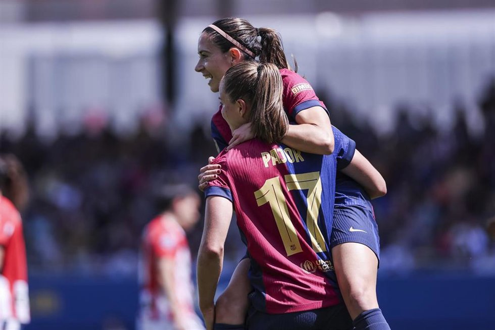 Archivo - Ewa Pajor y Aitana Bonmatí celebran un gol del FC Barcelona Femení