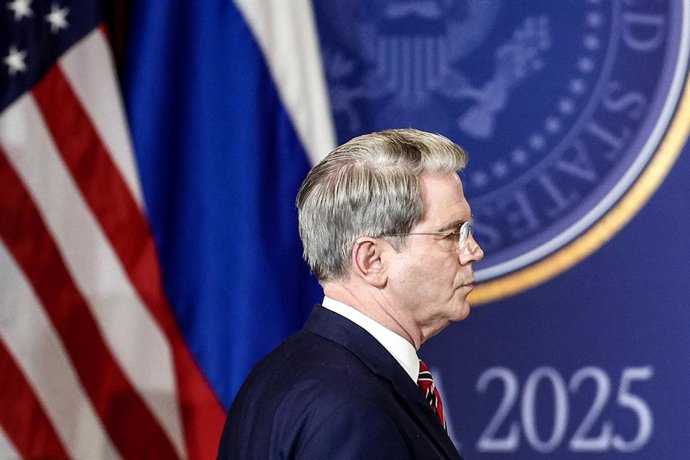 EUA, ANCHORAGE - 15 DE AGOSTO DE 2025: Scott Bessent, secretário do Tesouro dos EUA, chega para uma coletiva de imprensa conjunta dos presidentes Donald Trump, dos EUA, e Vladimir Putin, da Rússia, após sua reunião na Base Conjunta Elmendorf-Richardson