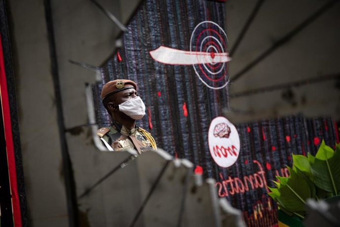 Archivo - Un soldado maliense, en un acto de homenaje a las víctimas del terrorismo en Malí durante una conmemoración en el Museo Nacional de Bamako