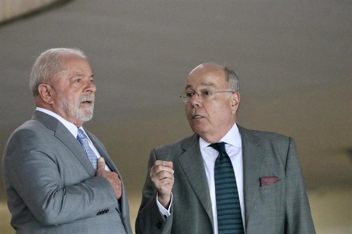 Archivo - El presidente de Brasil, Luiz Inácio Lula da Silva, junto al ministro de Exteriores, Mauro Vieira, en una reunión en el palacio de Itamaraty, la sede de la cartera diplomática, en Brasilia