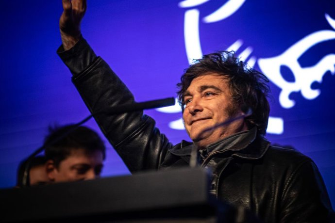 7 de setembro de 2025, La Plata, Buenos Aires, Argentina: discurso de JAVIER MILEI. Às 21 horas, foram divulgados os primeiros resultados, com o peronismo vencendo por 13 pontos sobre La Libertad Avanza, o partido de Javier Milei: 1035209716, Licença: Rig