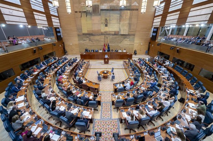 La presidenta de la Comunidad de Madrid, Isabel Díaz Ayuso (c), interviene durante el Debate sobre el Estado de la Región, en la Asamblea de Madrid, a 11 de septiembre de 2025, en Madrid (España). La Asamblea de Madrid acoge hoy y mañana, 11 y 12 de septi