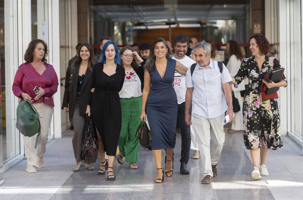 La diputada de Más Madrid en la Asamblea, Carla Antonelli (i), y la portavoz de Más Madrid en la Asamblea, Manuela Bergerot (c), a su llegada al Debate sobre el Estado de la Región, en la Asamblea de Madrid, a 11 de septiembre de 2025, en Madrid (España