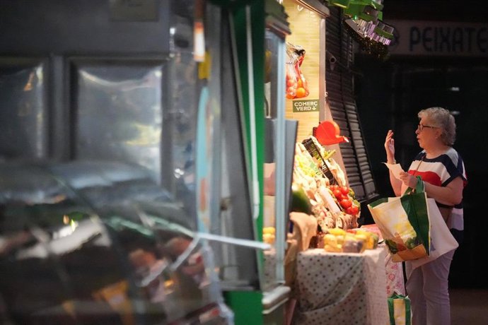Archivo - Interior del Mercado de l'Estrella en Barcelona