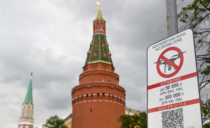 Archivo - Arquivo - Placa "No Drone Zone" perto do Kremlin em Moscou, Rússia (arquivo)