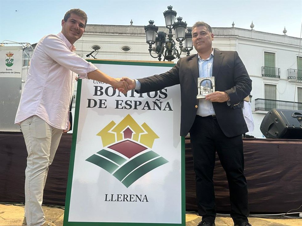 Cartel oficial de Llerena como uno de Los Pueblos más Bonitos de España