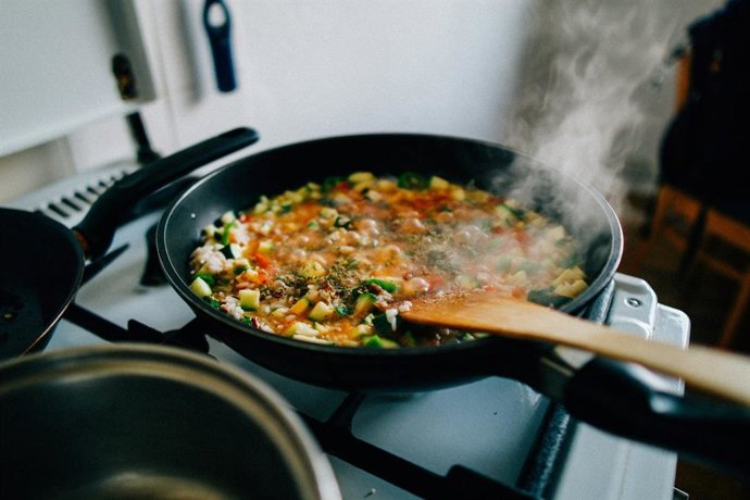 El arroz con verduras queda mucho más sabroso y colorido si antes haces este paso simple