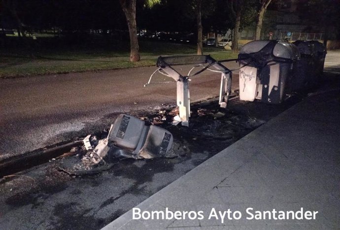 Contenedores quemados en la calle Lavapiés de Santander