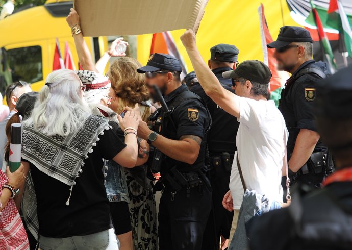 Manifestantes propalestinos durante la 18ª etapa de la Vuelta a España, a 11 de septiembre de 2025, en Valladolid, Castilla y León (España).