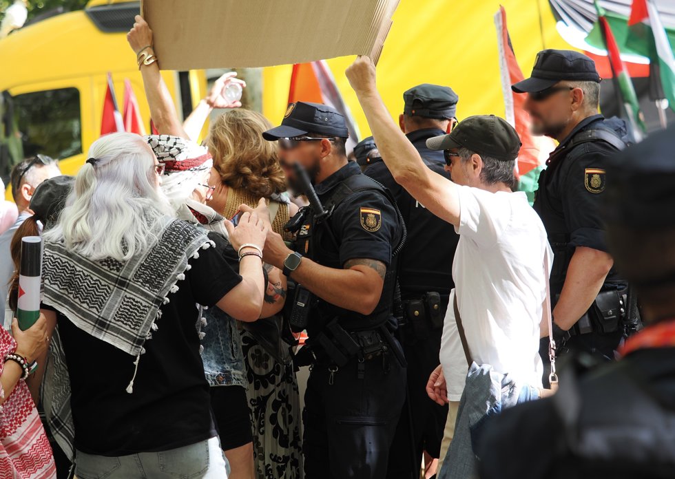 Manifestantes propalestinos durante la 18 etapa de la Vuelta a España, a 11 de septiembre de 2025, en Valladolid, Castilla y León (España).