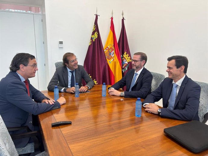 El presidente de la APC, Pedro Pablo Hernández, y el director general, José María Gómez, en un encuentro con el nuevo director del complejo industrial de Repsol en Cartagena, Rafael Quesada, y su antecesor, Antonio Mestre
