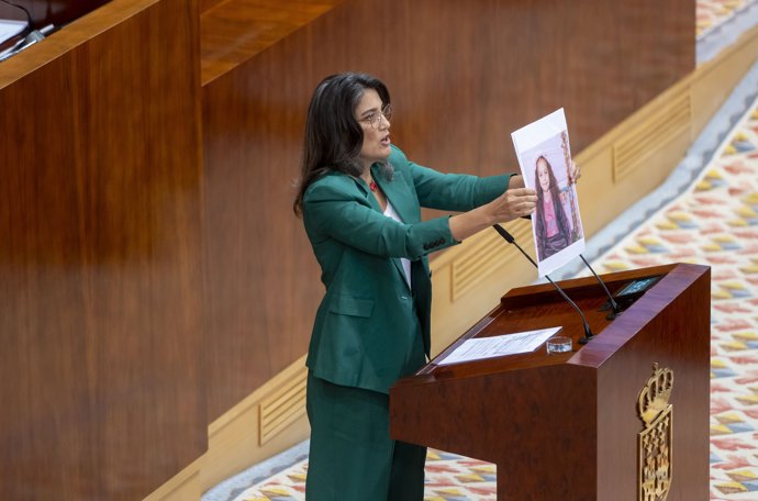 La portavoz de Más Madrid en la Asamblea, Manuela Bergerot, muestra una imagen de la niña de Gaza asesinada por el Ejército israelíe, Hind Rajab, durante su intervención en el segundo día del Debate sobre el Estado de la Región, en la Asamblea de 
