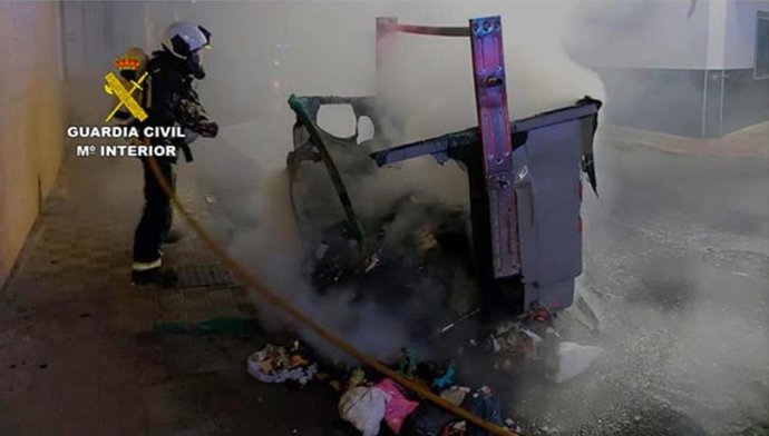 Quema intencionada de un contenedor de Los Palacios.