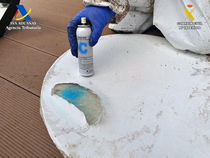 Cocaína oculta en bidones de pulpa de fruta congelada.