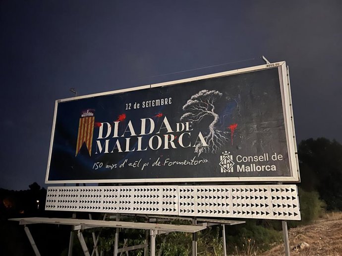 Cartel de la Diada de Mallorca manchado de rojo
