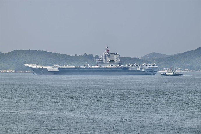 Archivo - El portaaeronaves 'Shandong' de la Armada de China navegando frente a las costas de Hong Kong en julio de 2025 (archivo)