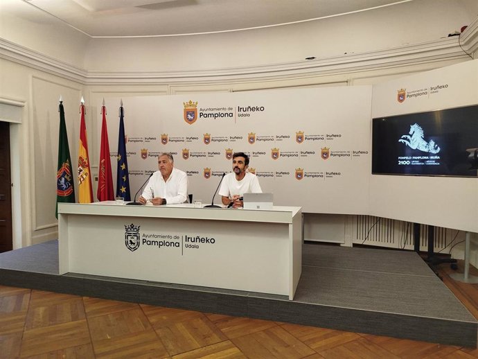 El alcalde de Pamplona, Joseba Asiron, y el arqueólogo Iñaki Sagredo, de la empresa Gestión Cultural Larrate