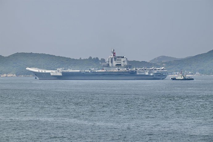 Archivo - July 7, 2025, Hong Kong, Hong Kong, China: Chinese Aircraft Carrier Shandong, a Type 002 aircraft carrier of the People's Liberation Army Navy sailing out of Hong Kong on July 7, 2025 in Hong Kong. The Chinese Navyâ€s Shandong aircraft carrier b