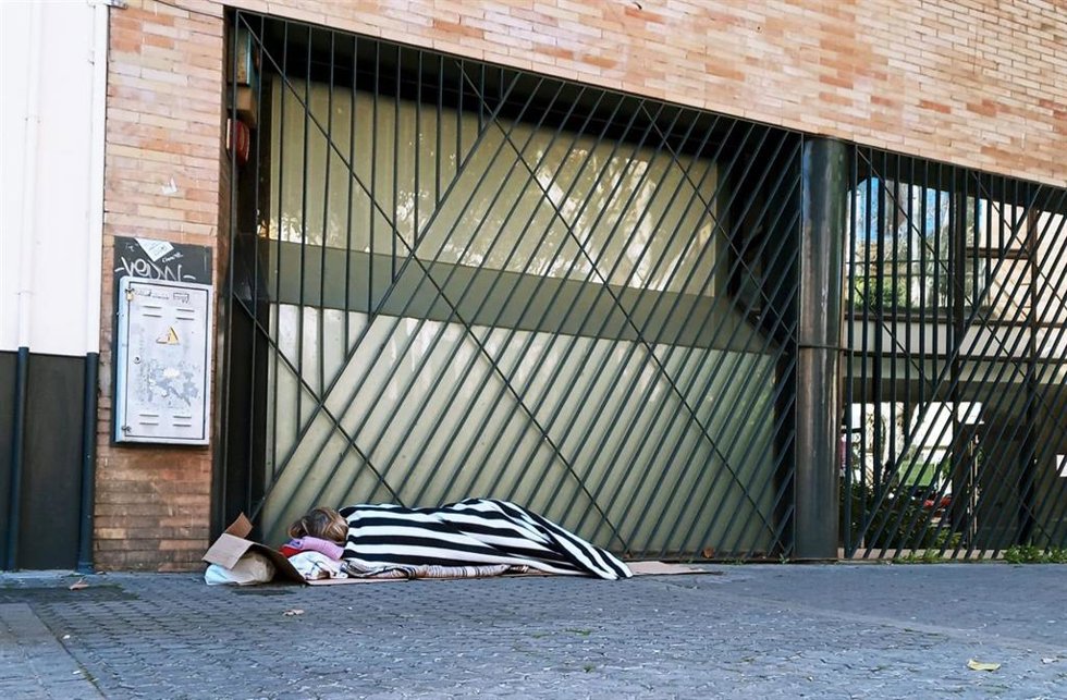 Archivo - Persona sin hogar